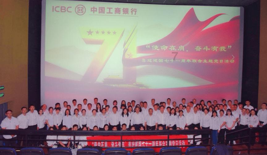 络石寒梢乱,欹岩碧干斜