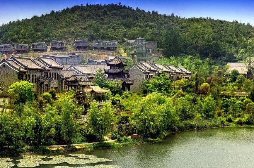 新华社快讯：中缅联合打击跨国电信网络诈骗犯罪取得标志性重大战果，白所成、白应苍、魏怀仁、刘正祥、刘正茂、徐老发等10名缅北重大犯罪嫌疑人被成功押解回国